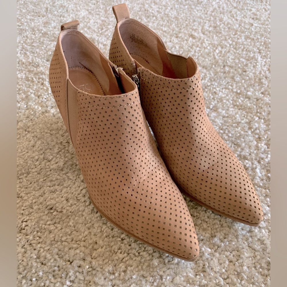 Franco Sarto Newberry Bootie in Tan Size 8